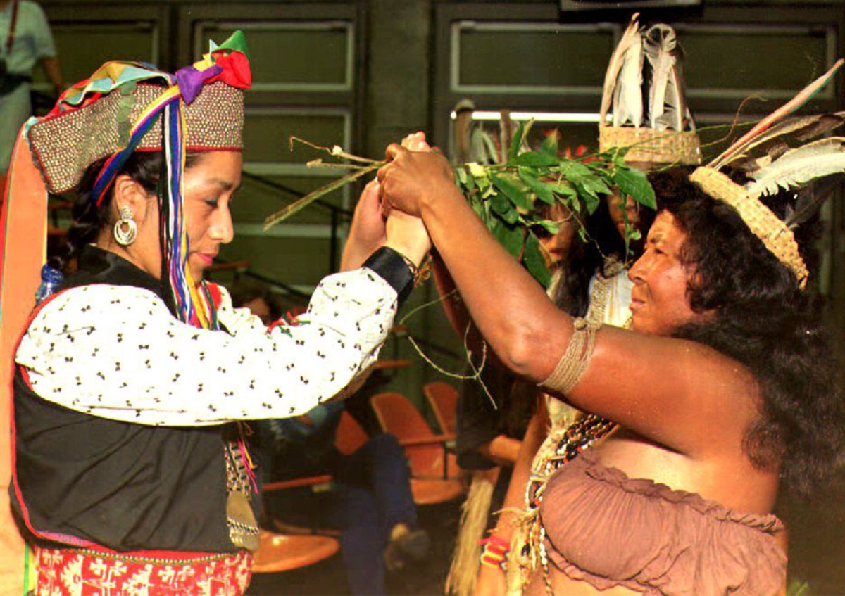 Eröffnungszeremonie zwei indigener Vertreterinnen aus Brasilien und Chile für die Konferenz indigener Frauen am 23. Mai 1992. Die Konferenz fand in Vorbereitung für den Earth Summit in Rio de Janeiro 1992 statt: Eröffnungszeremonie zwei indigener Vertreterinnen aus Brasilien und Chile für die Konferenz indigener Frauen am 23. Mai 1992. Die Konferenz fand in Vorbereitung für den Earth Summit in Rio de Janeiro 1992 statt