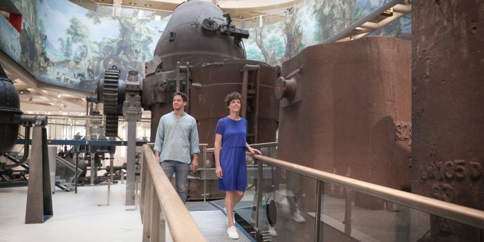 Pärchen auf dem Weg durch die Abteilung Schwerindustrie: 
