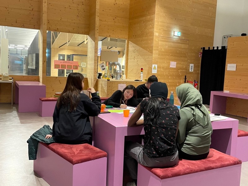 : Beim Skizzieren und Ausarbeiten der Ideen: In kurzer Zeit werden Pläne gezeichnet und Vorschläge zur Ausstellungsgestaltung zu Papier gebracht.