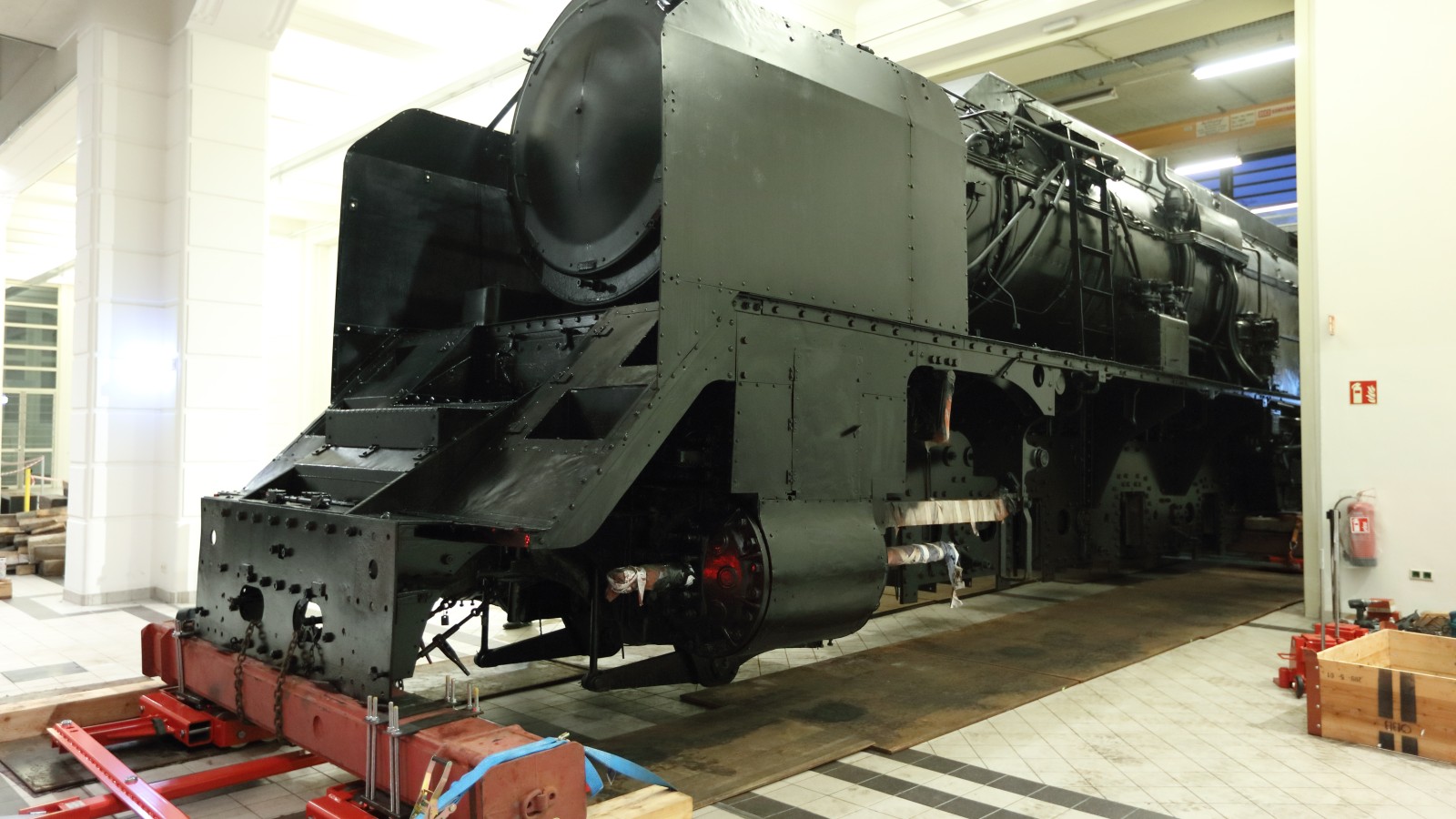 The 12.10 locomotive is transported from the TMW’s metalworking shop to the exhibition area of the museum