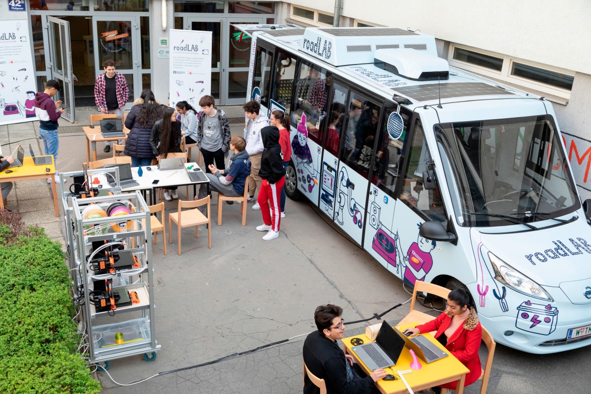 Das mobile roadLAB bringt Technikbegeisterung nach ganz Österreich