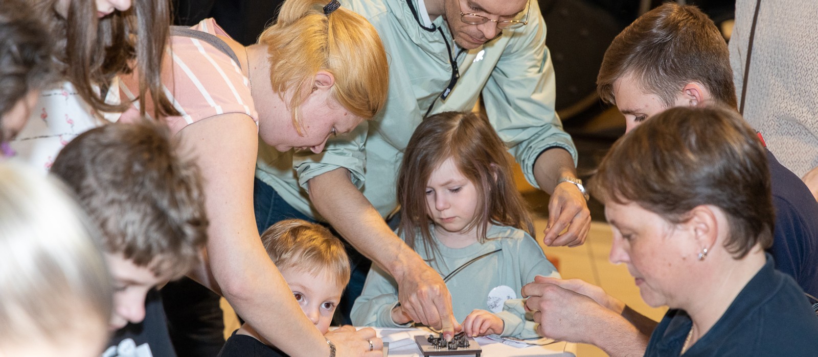Familien haben Spaß beim Stationenspiel des Wiener Netze Familienfests: 