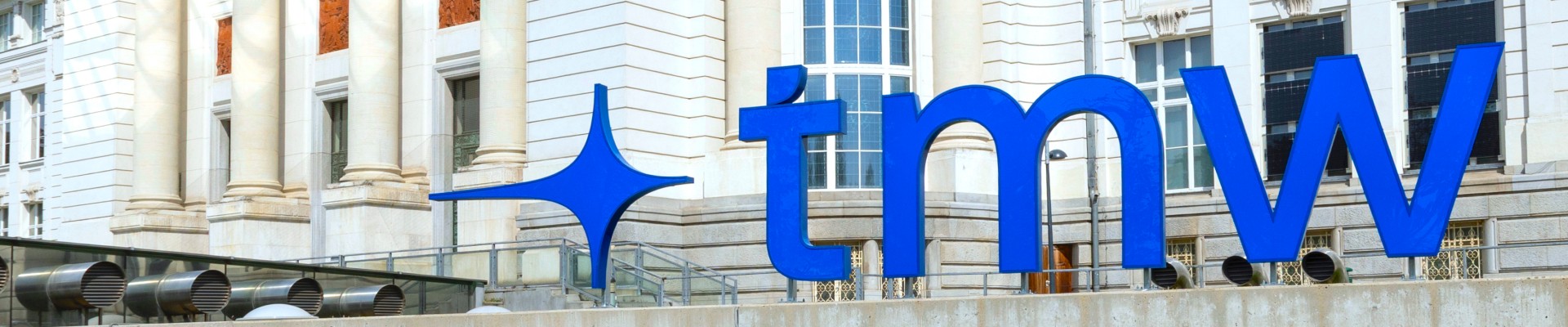 Außenansicht des Technischen Museums Wien mit  dem Logo vor der historischen Fassade. 2: 