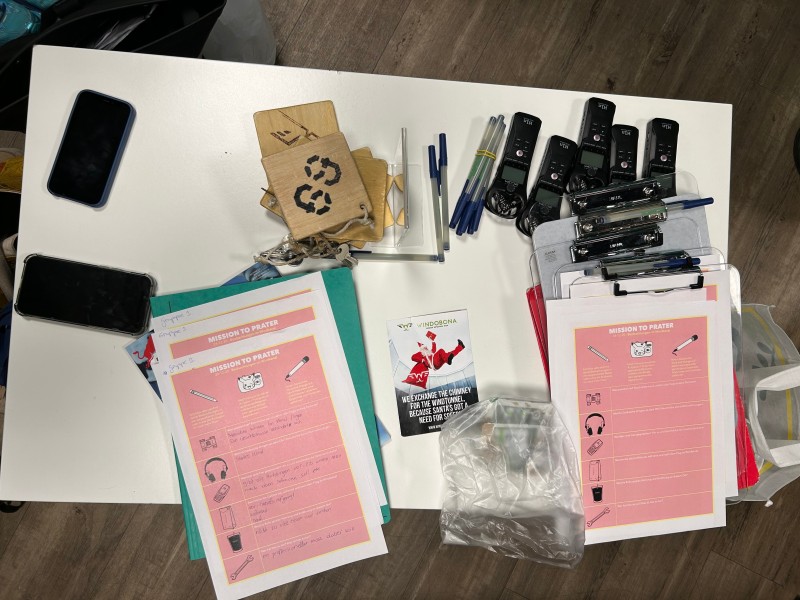 : Die Ausrüstung für die Dokumentation: Während die eine Gruppe im Windkanal Höhenflüge macht, zeichnen die restlichen Members alle Eindrücke mithilfe von Fragebogen und Audiogeräten auf.