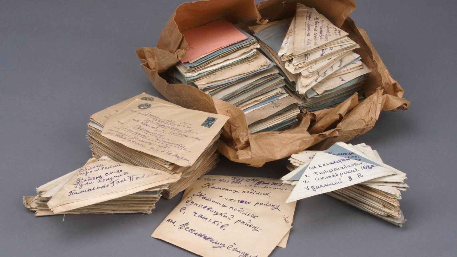 Geraubte Briefe aus dem Postamt der ukrainischen Stadt Kamenez Podolski, 1941/42,im Jahr 2009 der Republik Ukraine übergeben
