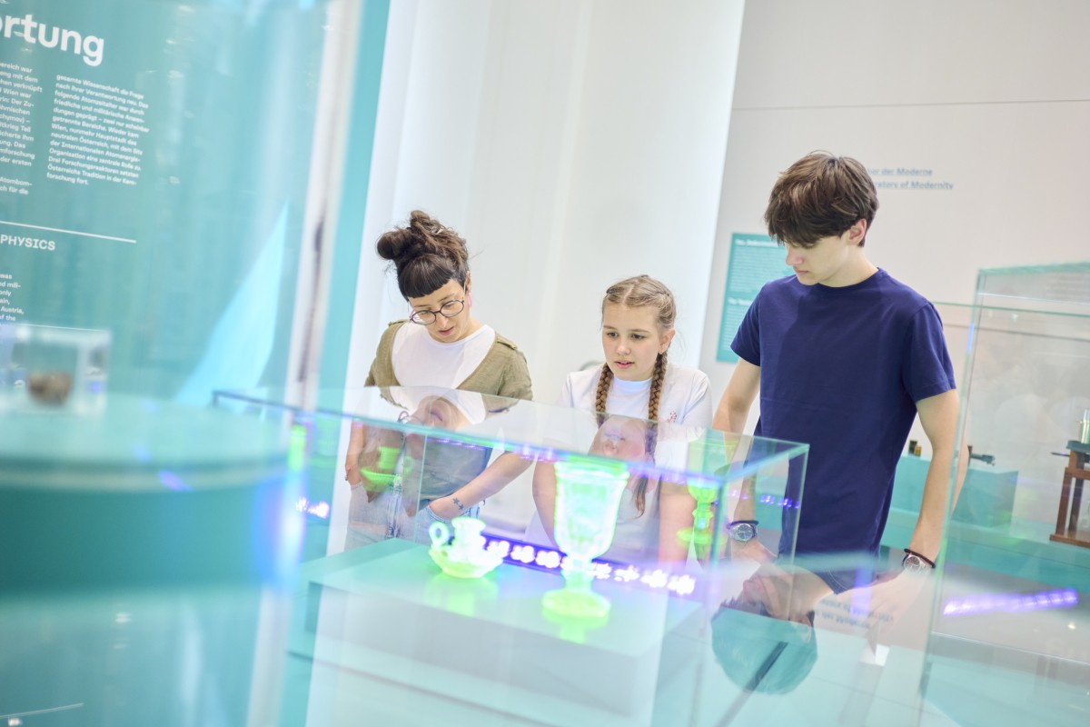 Hands-on: ‘Uranium glass tumblers and candle holders’