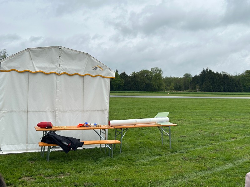 : Das ist sie: die Rakete des  TU Wien Space Teams. Im Hintergrund die "Bodenstation" der sieben Teams, wo sich auch die Antennen, die die Satellitendaten empfangen werden, befinden.