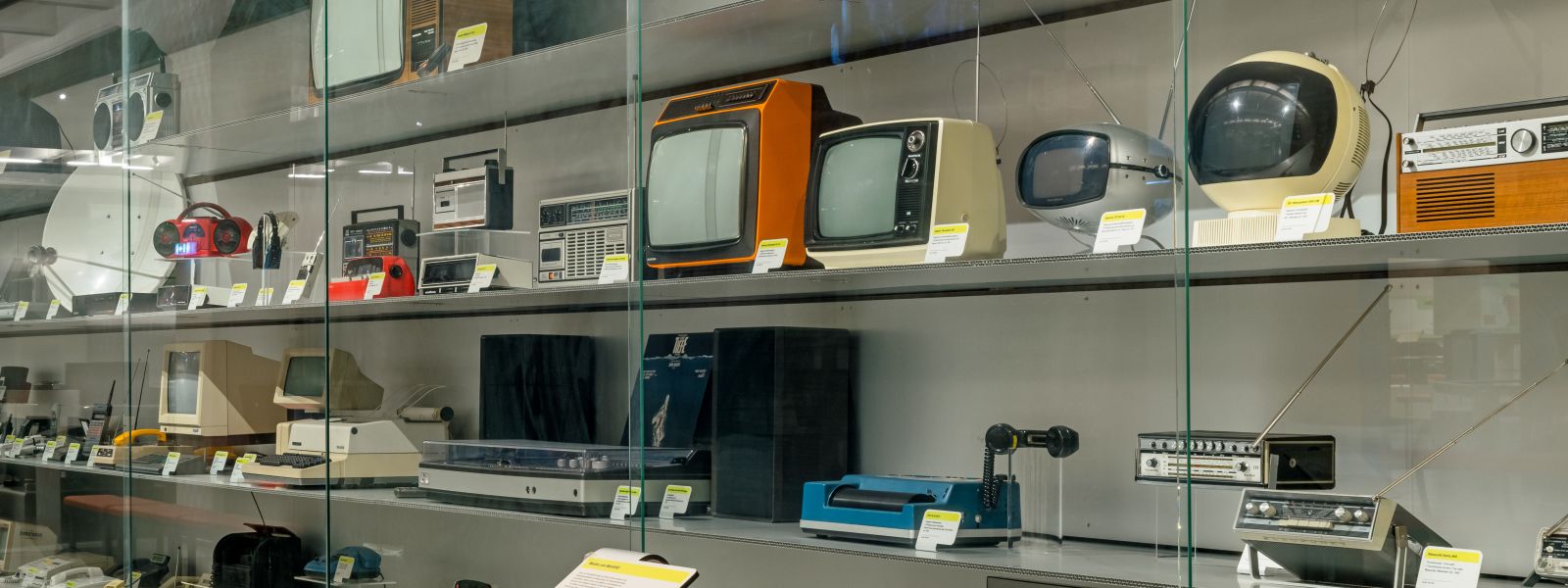 Fernsehgeräte aus den 1970er-Jahren im „Schaufenster“. Ausstellung medien.welten