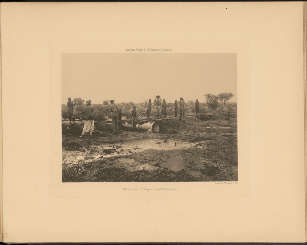 Otavibahn (Nambia): Arbeiter:innen beim Verlegen von Wellblechrohren, Kupferdruck, 1907: Otavibahn (Nambia): Arbeiter:innen beim Verlegen von Wellblechrohren, Kupferdruck, 1907