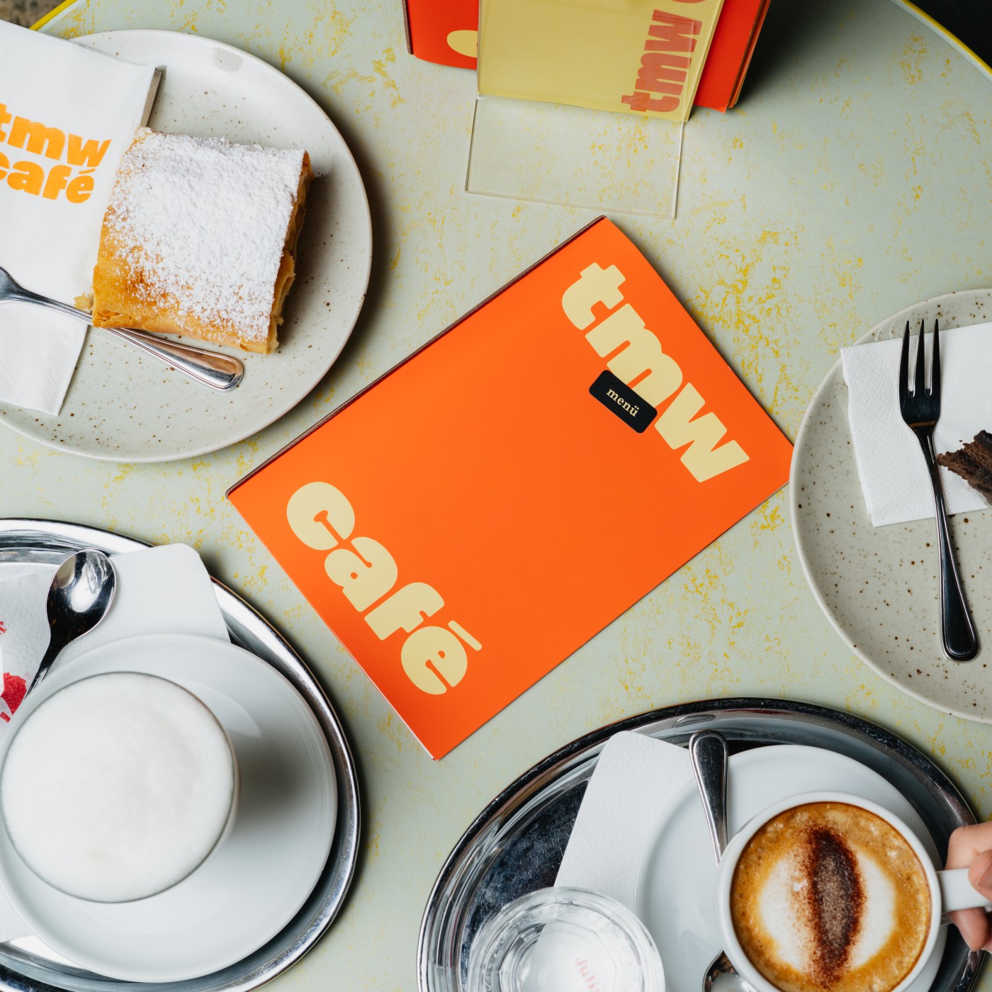 Kaffee und Kuchen im tmw café: 