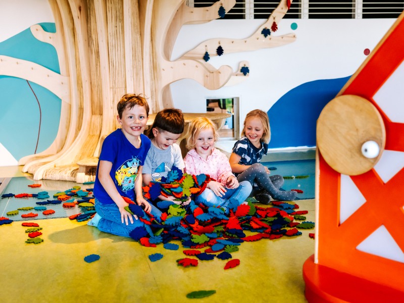 Kinder spielen im Kinderbereich "minTi" 4: 