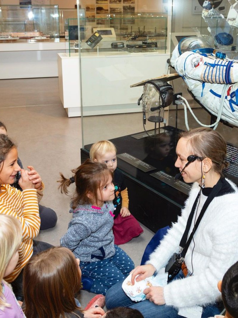 Die Kinder listen die Wissensvermittlerin auf, der erklärt, wie sich Astronauten in einem Raumanzug fortbewegen können.: Wie können sich Astronaut_innen im Raumanzug bewegen?