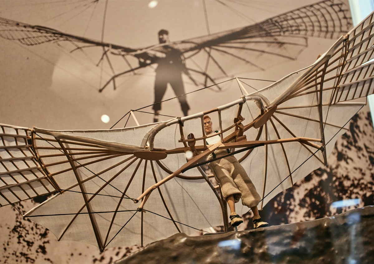 Otto Lilienthal mit einem seiner Segelflugzeuge: Otto Lilienthal mit einem seiner Segelflugzeuge