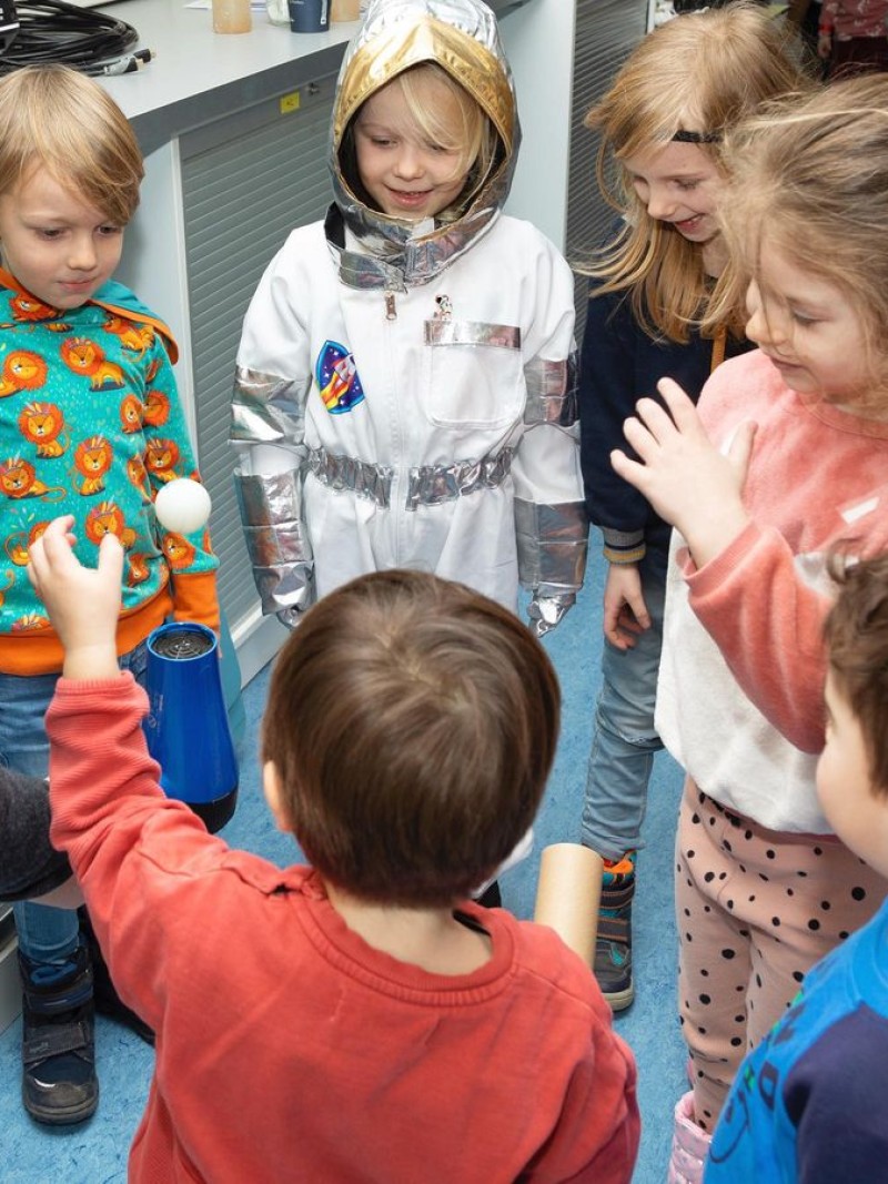 : Kinder erkunden den Bernoulli-Effekt. Warum fliegt der Ball im Luftstrom?