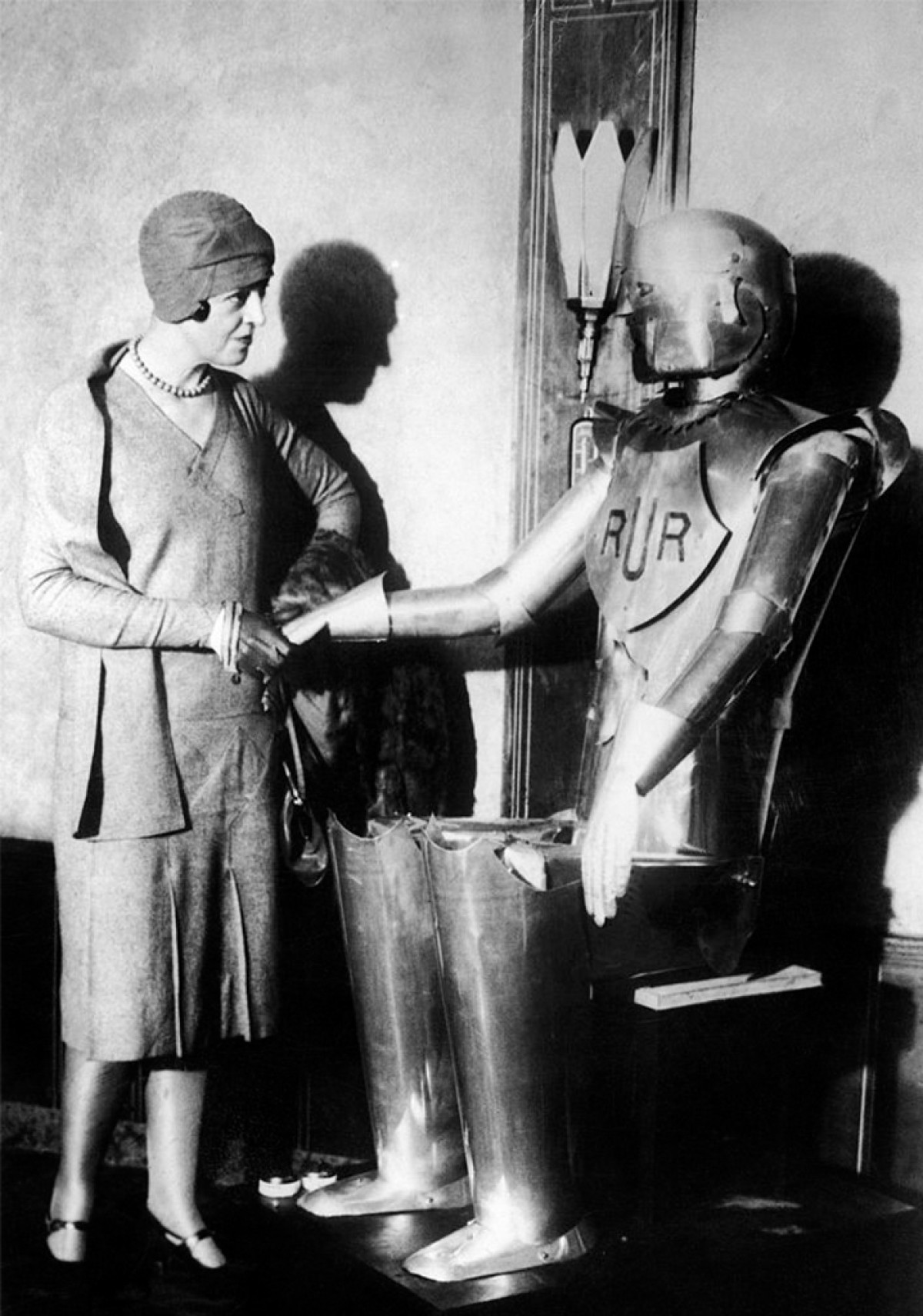 Roboter „Eric“, begrüßt eine Dame, New York, 1930: Roboter „Eric“, begrüßt eine Dame, New York, 1930