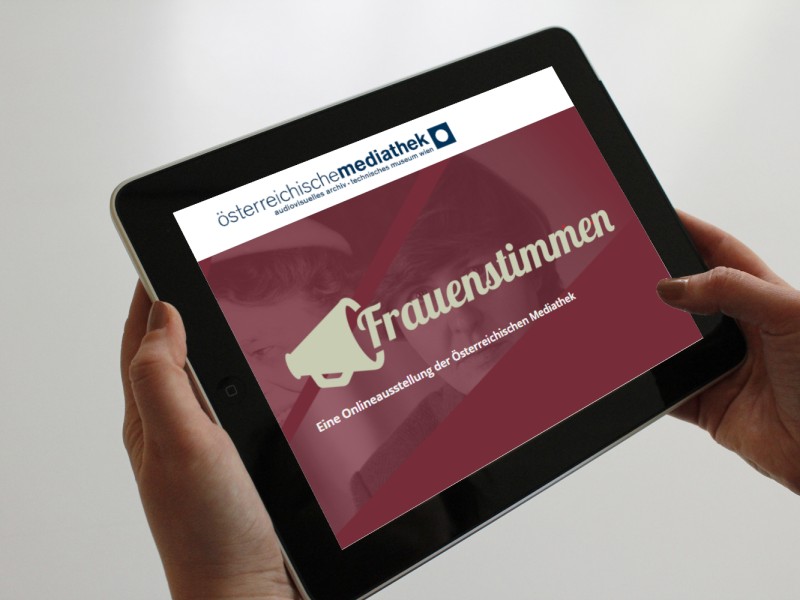 Eine Person hält ein Tablet, das die Online-Ausstellung „Frauenstimmen“ der Österreichischen Mediathek zeigt.: 