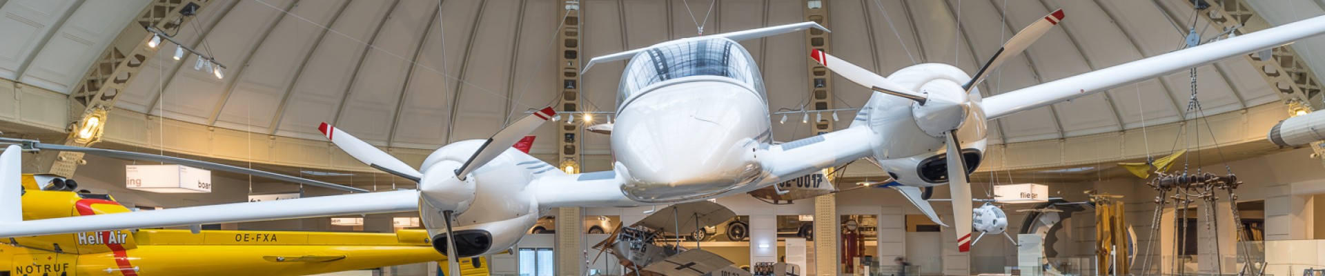 The propeller plane "Diamond DA42" in the exhibition "Mobility": 