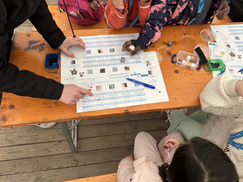 : Beim Material-Workshop der ESERO Austria vermessen, wiegen und untersuchen die Schüler:innen verschiedenen Materialien. Welches wohl die größte Masse hat?