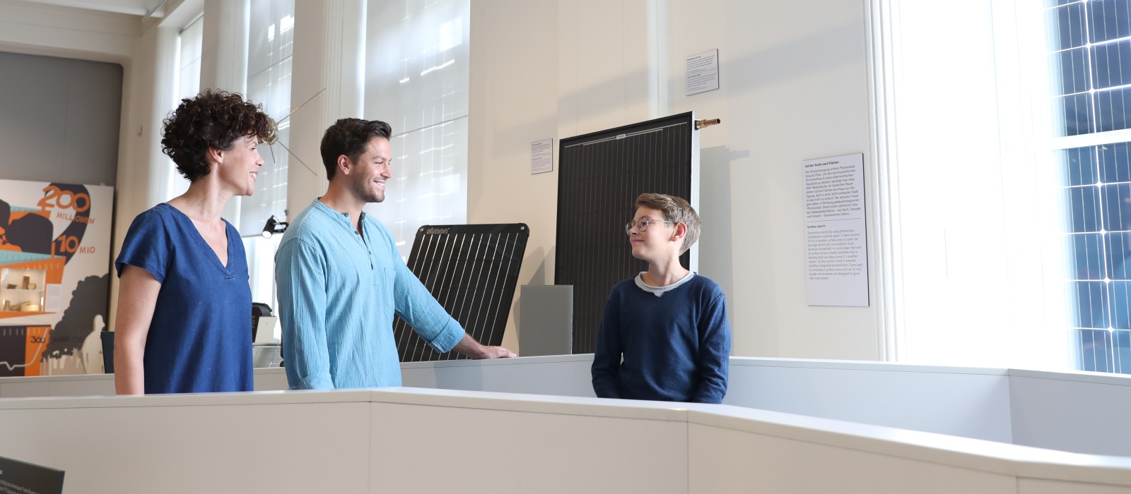 Familie sieht sich Solarpaneele an: