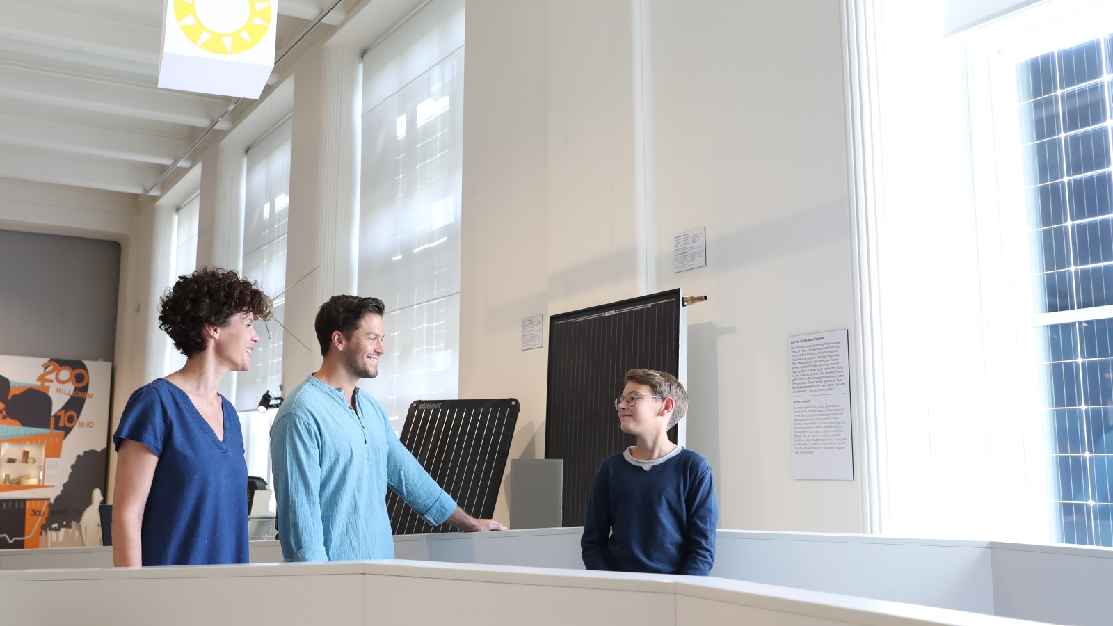 Familie sieht sich Solarpaneele an: