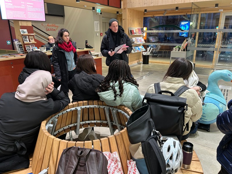 : Meeting point: Prater Museum. Here, the members are just finding out what today’s visit will be all about.