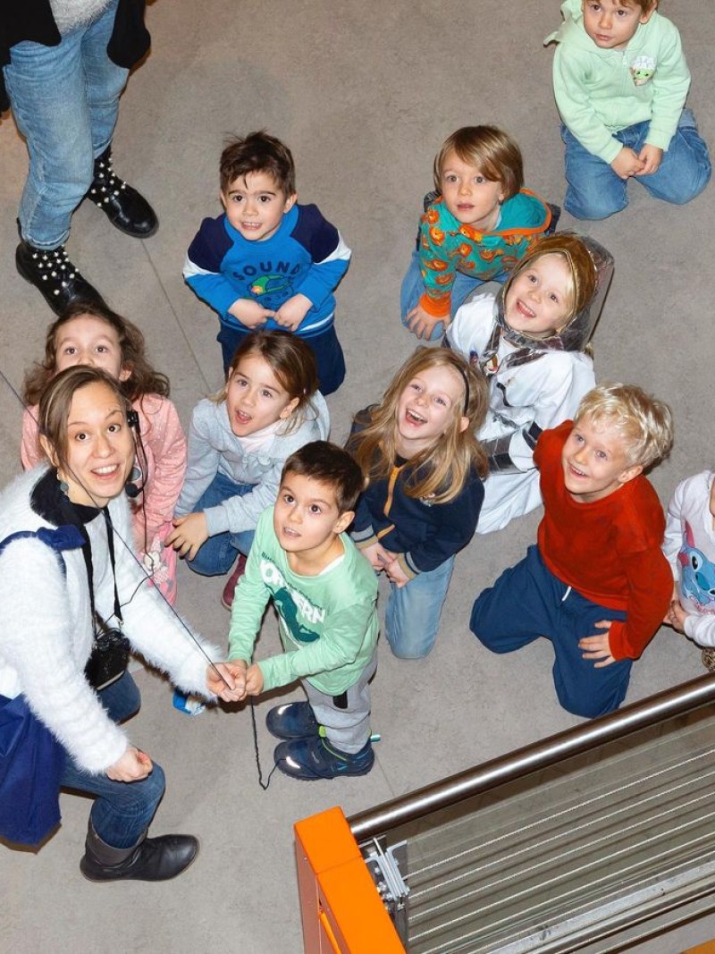 Kinder beobachten den erfolgreichen Flug der Ballonrakete von Level 3 nach Level 4: Erfolgreicher Flug der Luftballon-Rakete von Ebene 3 auf Ebene 4