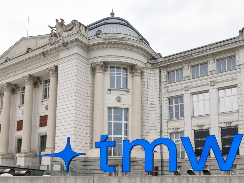 Vorderseite des Technischen Museums Wien mit neuem Logo, das aus den blauen Kleinbuchstaben T, M und W gebildet wird: Vorderseite des Technischen Museums Wien mit neuem Logo,