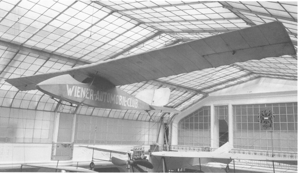 Historisches Foto eines Flugzeugs mit der Aufschrift „WIENER-AUTOMOBIL-CLUB“ in der von oben verglasten Mittelhalle des Museums: Segelflugzeug „Wien“, Konstruktion Kermer: Einsitziger Schulterdecker, zwei Landkufen und Schleifsporn, offenes Cockpit (Inv.-Nr. 2009/1)