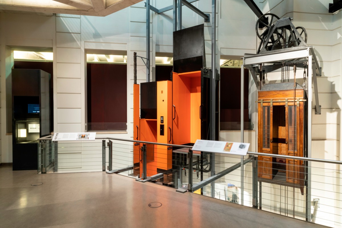 Ensemble von Aufzügen in der Schausammlung des Technischen Museums Wien: Paternoster (links) und elektrischer Personenaufzug (rechts) aus dem Jahr 1987: Ensemble von Aufzügen in der Schausammlung des Technischen Museums Wien: Paternoster (links) und elektrischer Personenaufzug (rechts) aus dem Jahr 1987