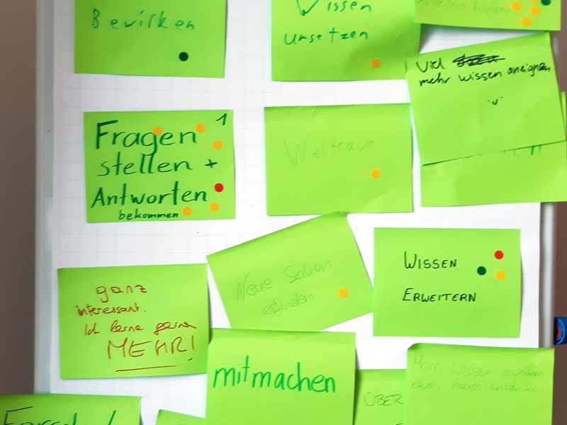 Eine Tafel mit Post-Its mit Erwartungen der Jugendlichen in Bezug auf das Thema Weltraum, Forschen, Neues erfahren.: Erwartungen der Jugendlichen in Bezug auf das Thema Weltraum, Forschen, Neues erfahren.