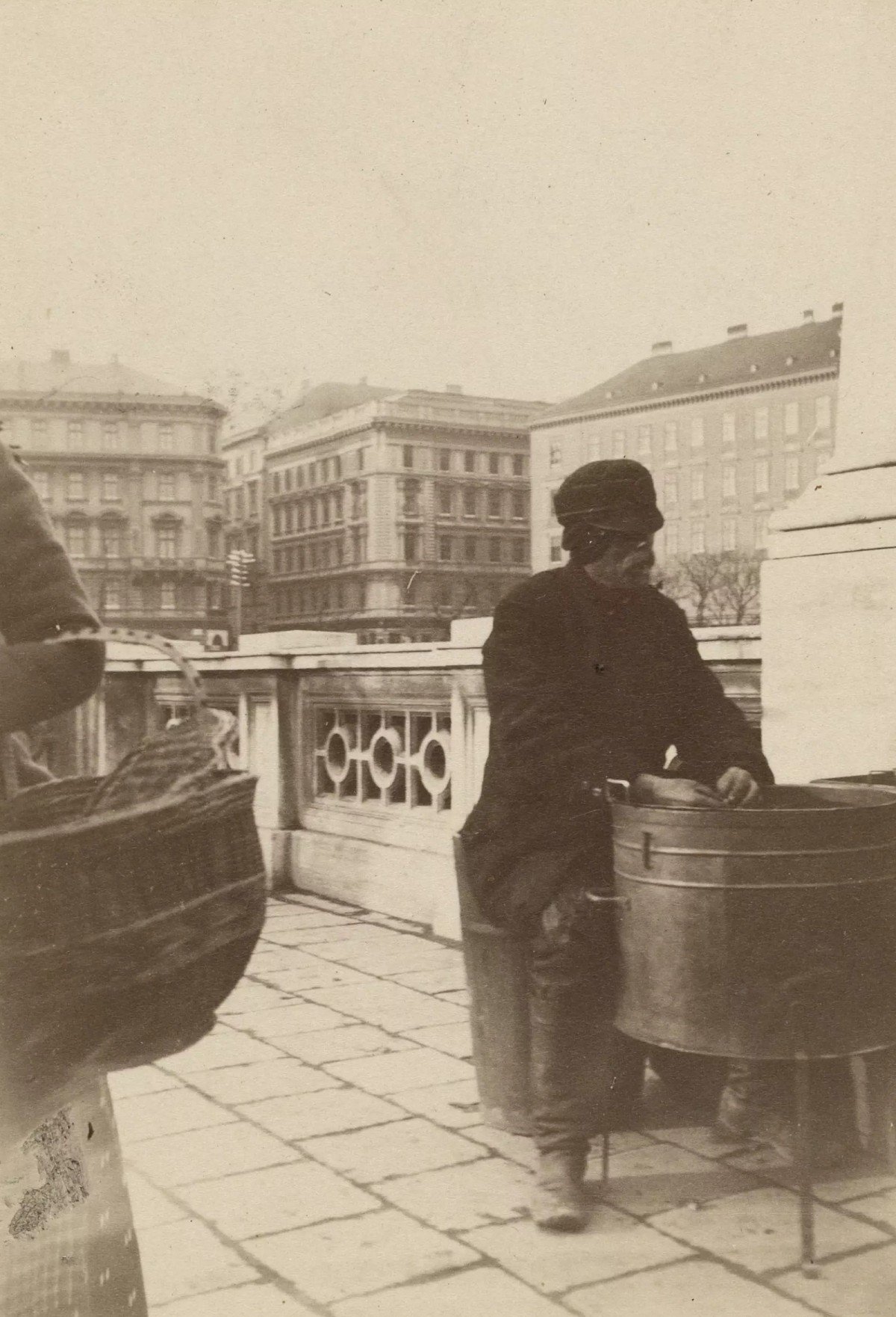 Historisches Foto eines Mannes an einem schwarzen Maroniofen mit Holzbefeuerung: Seit dem 19. Jahrhundert prägen die Maronibrater:innen ...