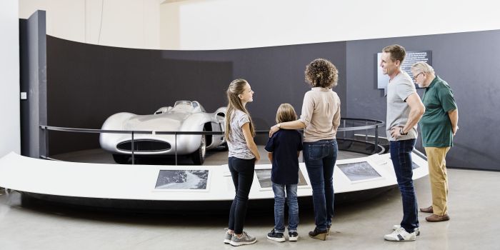 Familie betracht den Mercedes "Silberpfeil" in der Ausstellung "Mobilität": 