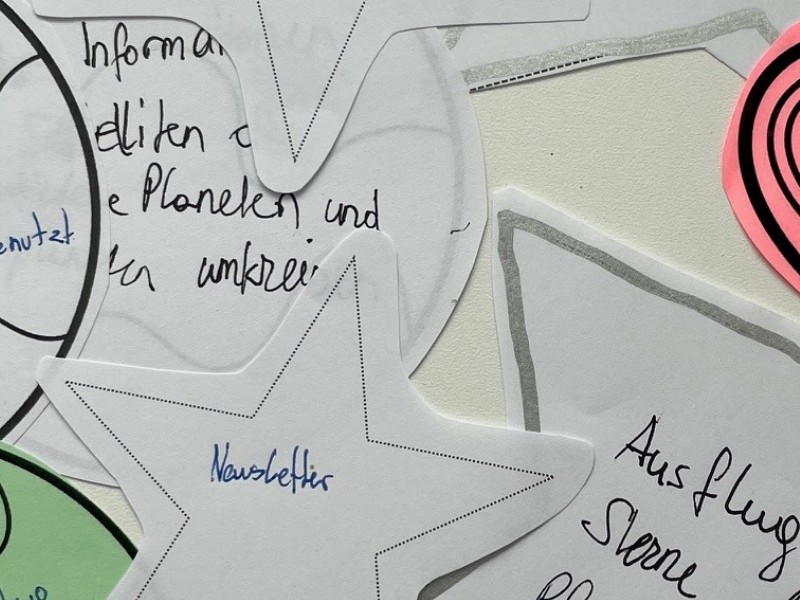 Notizzettel in Form von Sternen und Planeten : 