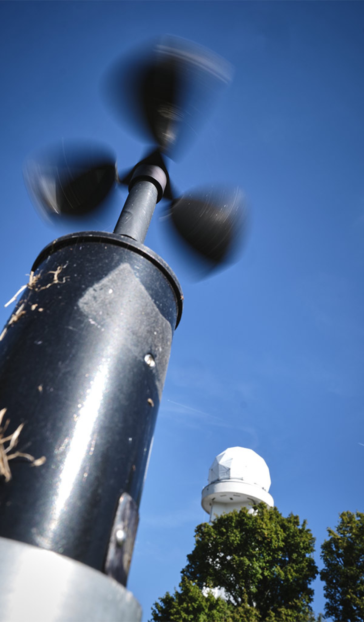 Windmessgerät, im Hintergrund Radarturm: Windmessgerät, im Hintergrund Radarturm