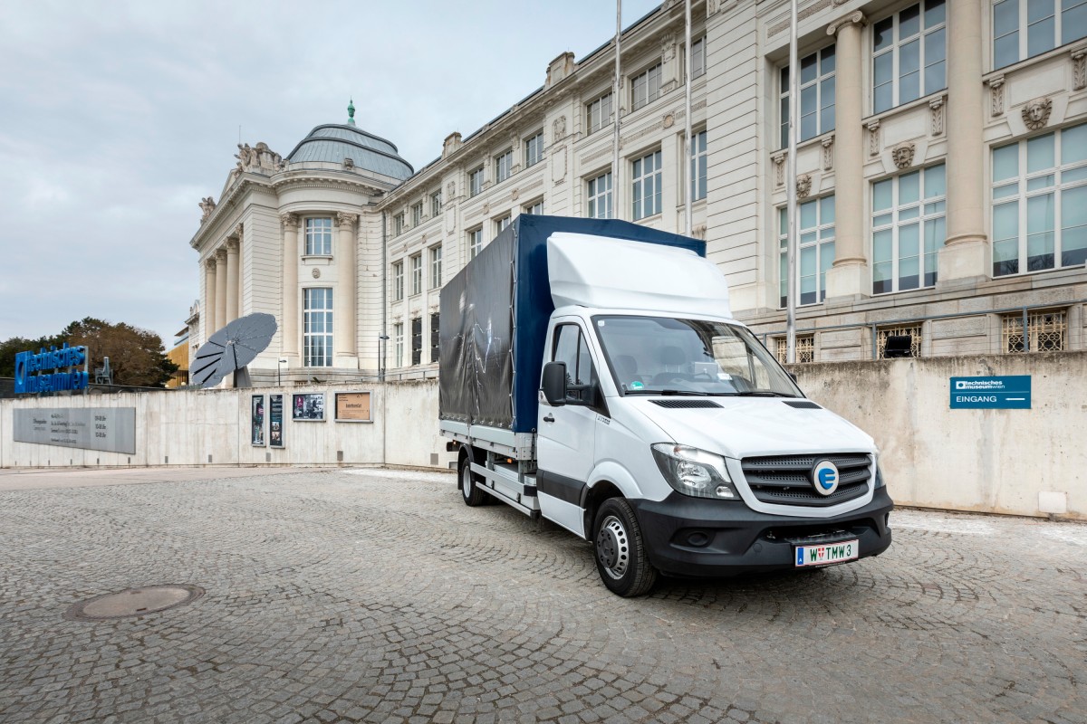 Dank des eigens umgebauten, vollelektrischen Lkw können nun auch größere Objekttransporte nachhaltig erledigt werden: Dank des eigens umgebauten, vollelektrischen Lkw können nun auch größere Objekttransporte nachhaltig erledigt werden