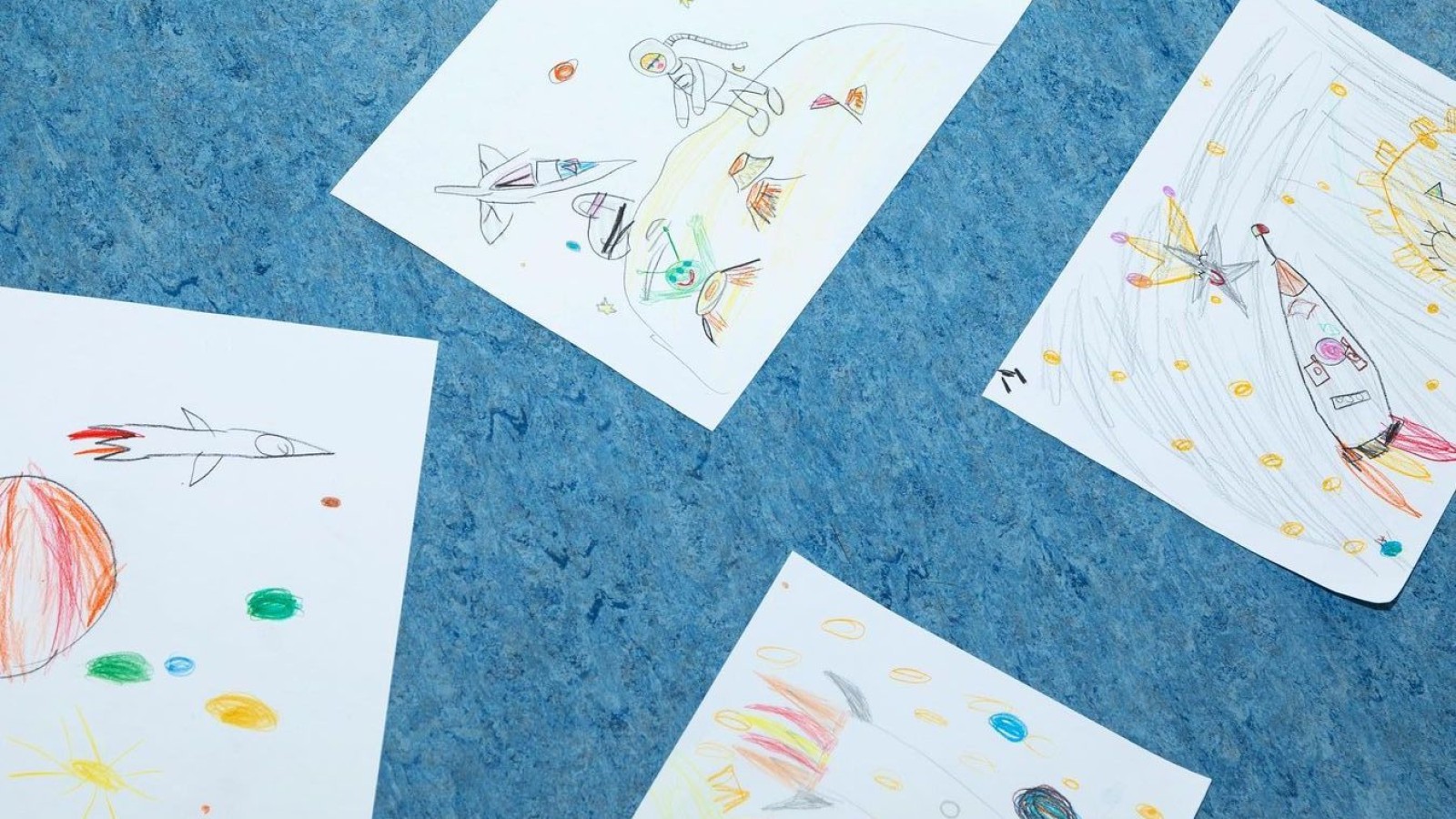 Kinderzeichnungen zum Thema Weltraum: Grüße der Kinder!