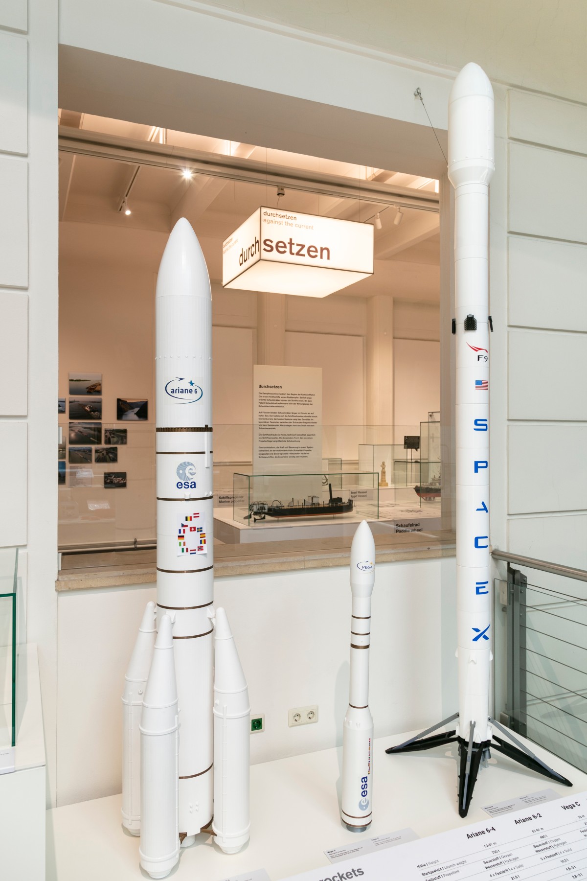 Modelle der Ariane 6, Vega C und der Falcon 9 in der Dauerausstellung des Technischen Museums Wien: Modelle der Ariane 6, Vega C und der Falcon 9 in der Dauerausstellung des Technischen Museums Wien