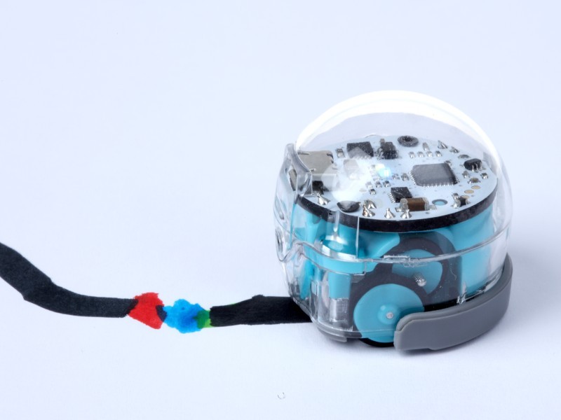 Ein kleine Roboter, der selbstgezeichneten Weg entlangfahrt: 