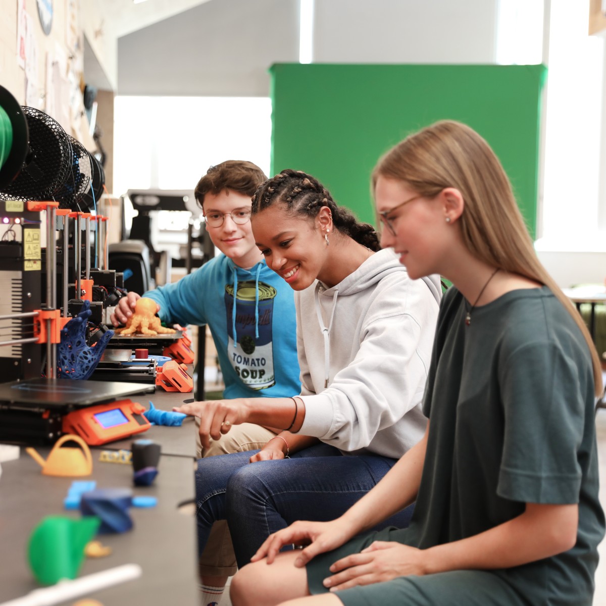 Jugendliche beim 3D-Druck im hauseigenen Maker*Space techLAB