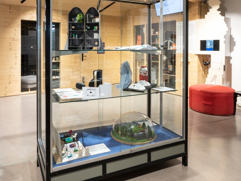 Schaukasten mit Ausgestellten Objekten: Blick in die Ausstellung	