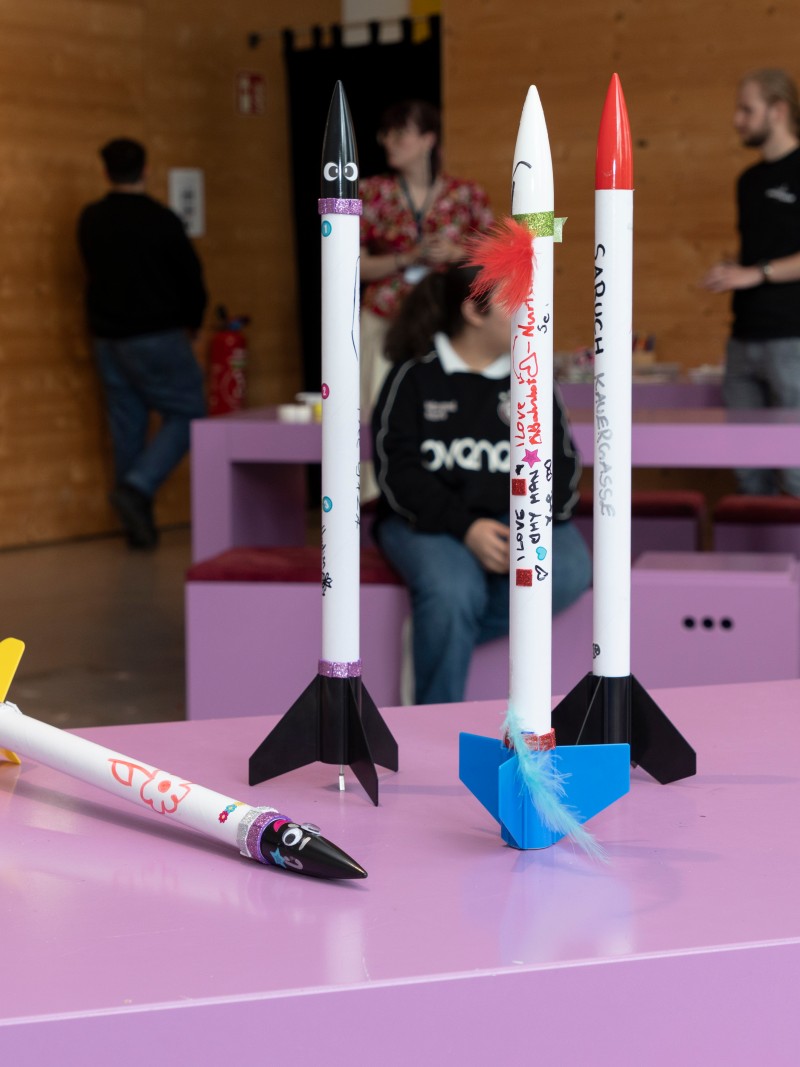 Selbst gebaute Raketen im Workshopraum: Alles fertig, aber leider: keine Starterlaubnis. 