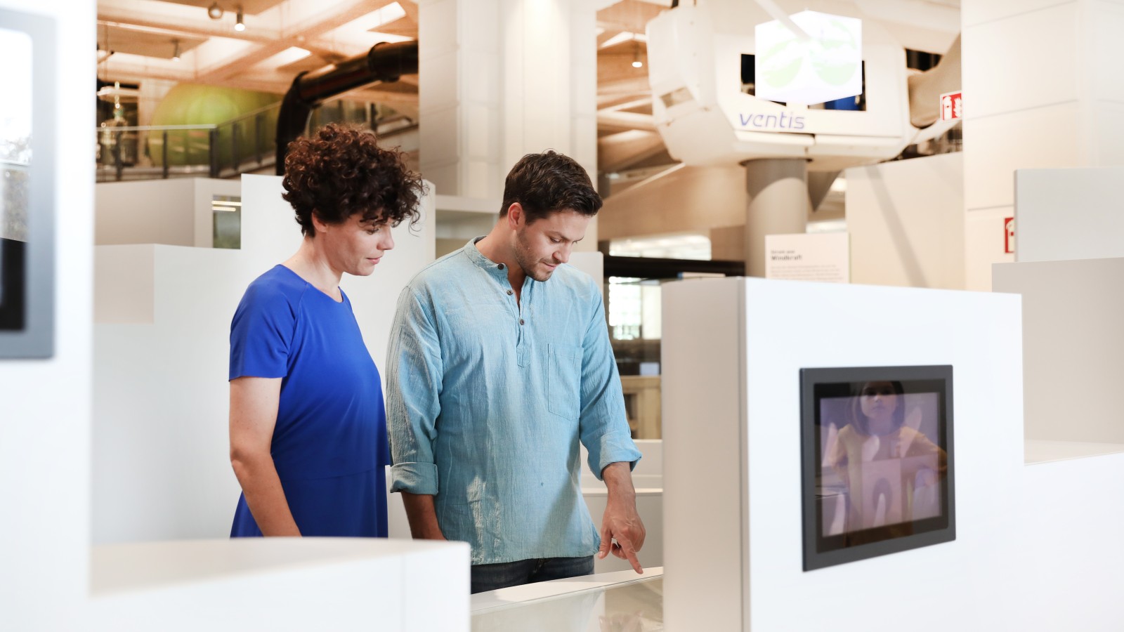 Pärchen vor einem Monitor in der Ausstellung "Energie": 