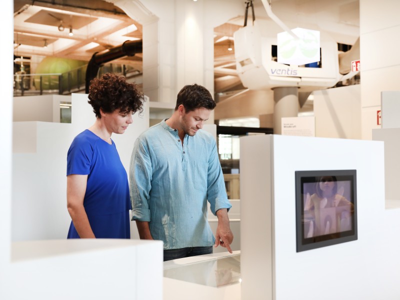 Pärchen vor einem Monitor in der Ausstellung "Energie": 