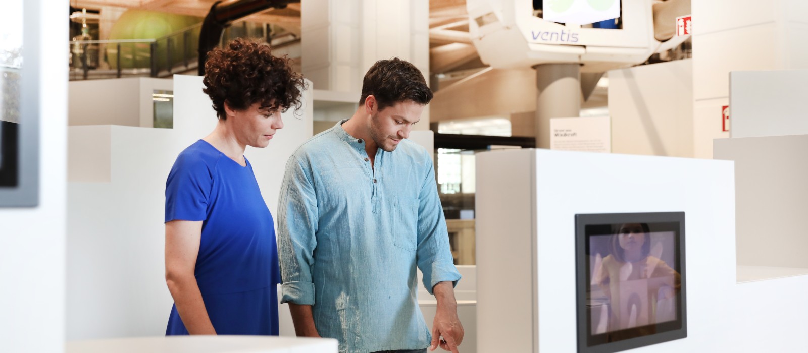 Pärchen vor einem Monitor in der Ausstellung "Energie": 