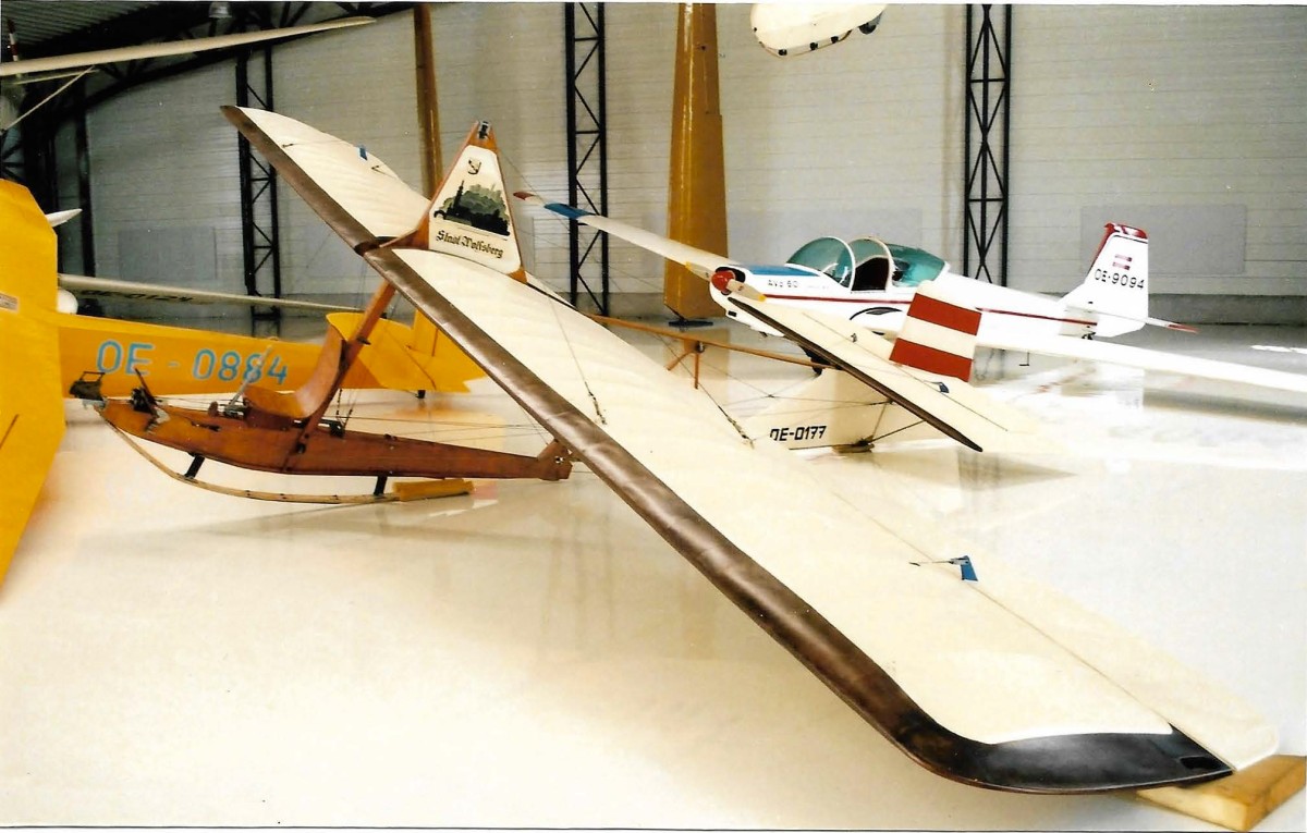 SG 38, Inv.Nr. 104648: OE-0177, Bj. 1950. Hochdecker mit zweiteiligem Tragwerk aus Holz mit Stoff bespannt. Der Kärntner Segelfliegerverband Klagenfurt überließ dem Mitbegründer des Flugmuseums Aviaticum Toni Kahlbacher Reste von zwei SG 38 Schulgleitern, welcher dieser zu einem vollständigen Flugzeug zusammenbaute. Im Zuge der Übersiedlung des Aviaticums schenkte Kahlbacher Machinery GmbH das Segelflugzeug 2020 dem Technischen Museum Wien: SG 38, Inv.Nr. 104648: OE-0177, Bj. 1950. Hochdecker mit zweiteiligem Tragwerk aus Holz mit Stoff bespannt.
Der Kärntner Segelfliegerverband Klagenfurt überließ dem Mitbegründer des Flugmuseums Aviaticum Toni Kahlbacher Reste von zwei SG 38 Schulgleitern, welcher dieser zu einem vollständigen Flugzeug zusammenbaute. Im Zuge der Übersiedlung des Aviaticums schenkte Kahlbacher Machinery GmbH das Segelflugzeug 2020 dem Technischen Museum Wien