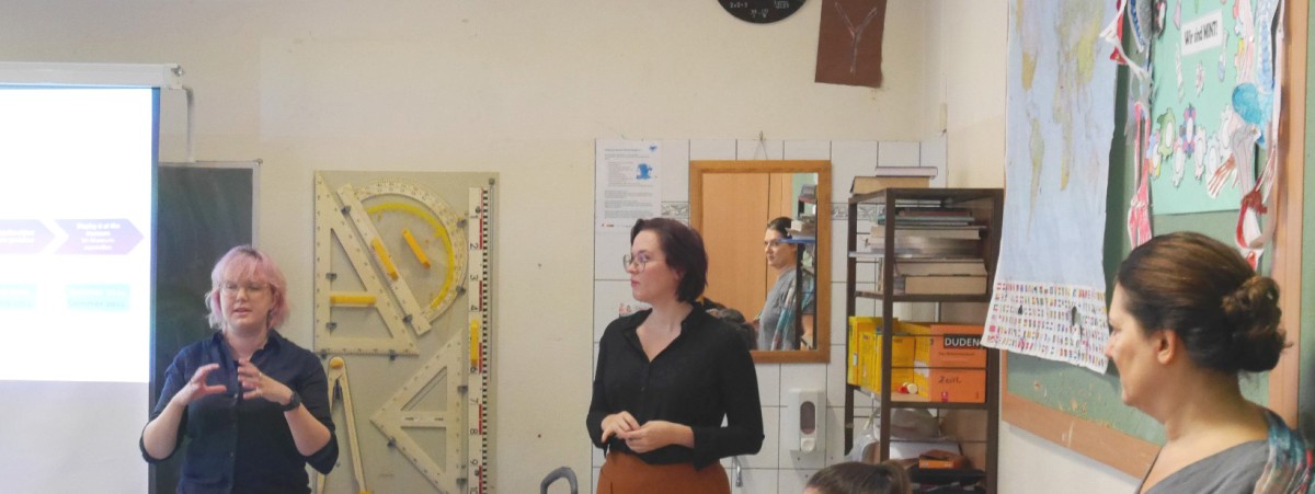 Am jeweils zweiten Workshoptag folgte der Besuch in den Klassen. Nach einer Rückschau auf „Workshoptag 1“ arbeiteten die Schüler_innen in Gruppen an Konkretisierungen für ihre Projektideen. Welche Aspekte interessieren sie besonders?: Am jeweils zweiten Workshoptag folgte der Besuch in den Klassen. Nach einer Rückschau auf „Workshoptag 1“ arbeiteten die Schüler_innen in Gruppen an Konkretisierungen für ihre Projektideen. Welche Aspekte interessieren sie besonders?