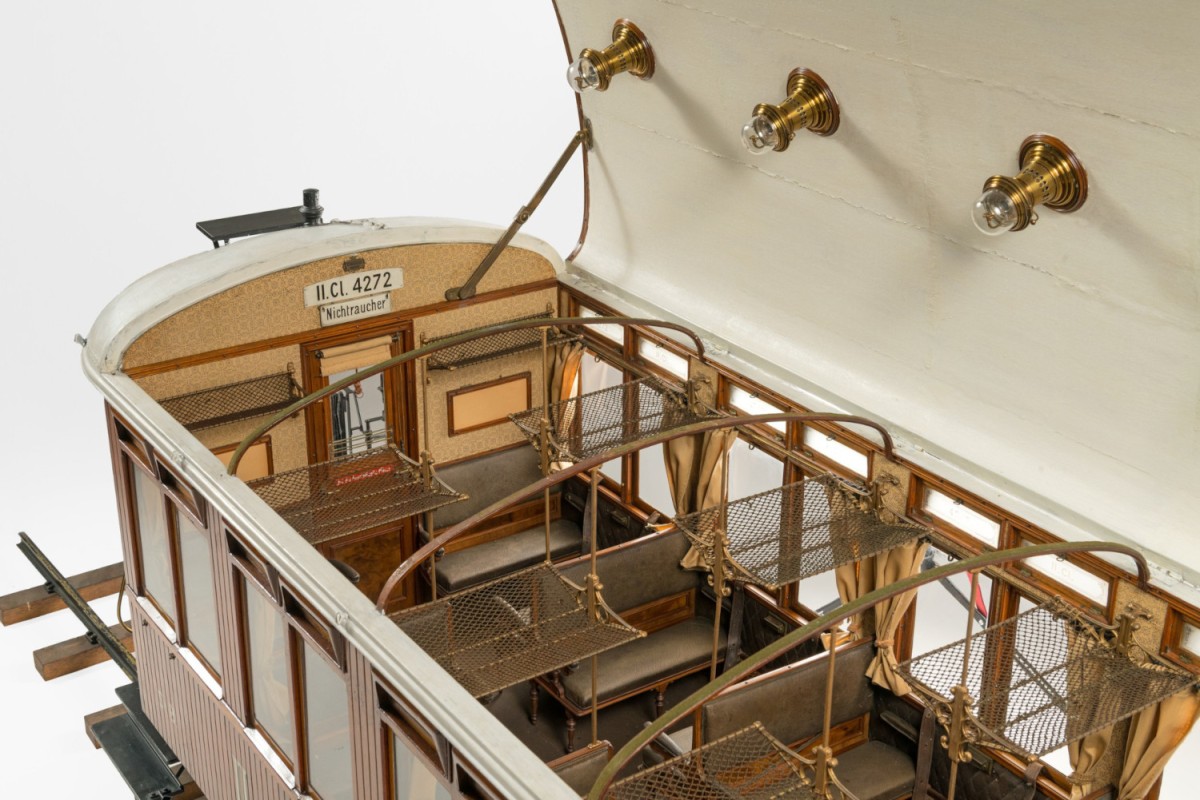 Das aufgeklappte Dach des Wagens (II. Klasse) der Wiener Dampf-Stadtbahn: Das aufgeklappte Dach des Wagens (II. Klasse) der Wiener Dampf-Stadtbahn