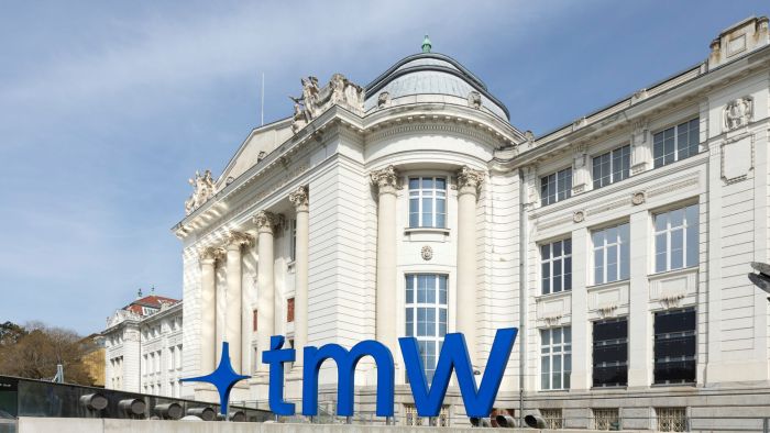 Fassade des Technischen Museums Wien mit blauem tmw-Logo im Vordergrund Vom Gebrauch zur Vitrine. Wie Objekte ins Museum gelangen und was sie dort erwartet