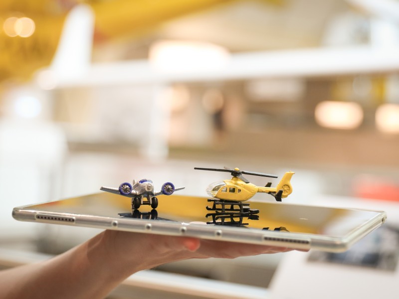 Ein Spielzeug-Hubschrauber und ein Spielzeug-Flugzeug auf einem Tablett: 
