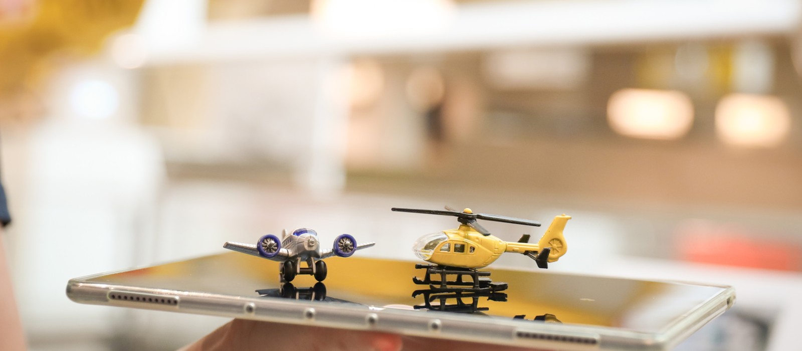 Ein Spielzeug-Hubschrauber und ein Spielzeug-Flugzeug auf einem Tablett: 